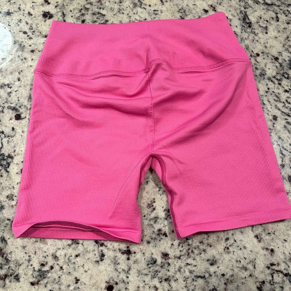 ALO Seamless Ribbed Favorite Short - Picture 7 of 11